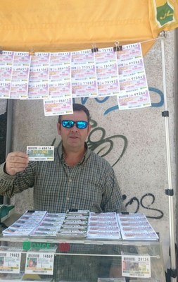 El vendedor murciano José Martínez, luciendo uno de los cupones premiados en su punto de venta