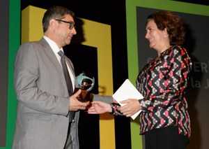 El vicepresidente de la ONCE, José Luis Pinto, entrega uno de los galardones 