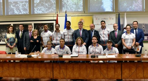 Foto de familia tras la rúbrica del acuerdo