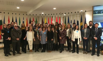 Grupo de consejeros territoriales en la sede del Parlamento