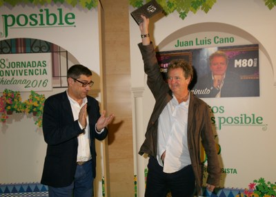 Juan Luis Cano tras recoger la placa de manos de José Luis Pinto, vicepresidente de la ONCE