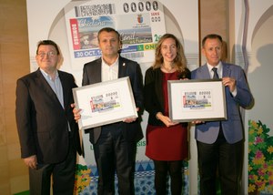 Los alcaldes José María Román y Juan Manuel Bermúdez en el acto de presentación de los cupones dedicados  junto a Patricia Sanz y Ángel Sánchez