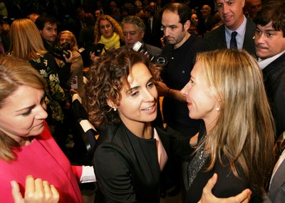 Patricia Sanz (a la derecha) felicita a Dolors Montserrat en su toma de posesión