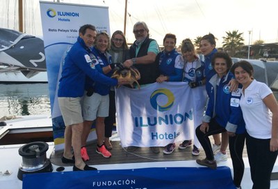 Representantes de ILUNION Hotels y de Avanqua y las integrantes del Reto Pelayo Vida sueltan la tortuga recuperada 