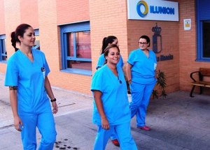 Un grupo de trabajadoras de ILUNION Sociosanitario camina en el entorno de su centro de trabajo
