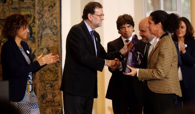 Ana Peláez y Luis Cayo Pérez recogen el galardón que les entrega Mariano Rajoy en presencia de la ministra Dolors Montserrat (a la izquierda)