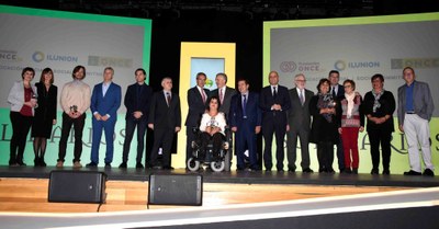 Autoridades y premiados en la Comunidad Valencia posan sobre el escenario al final del acto