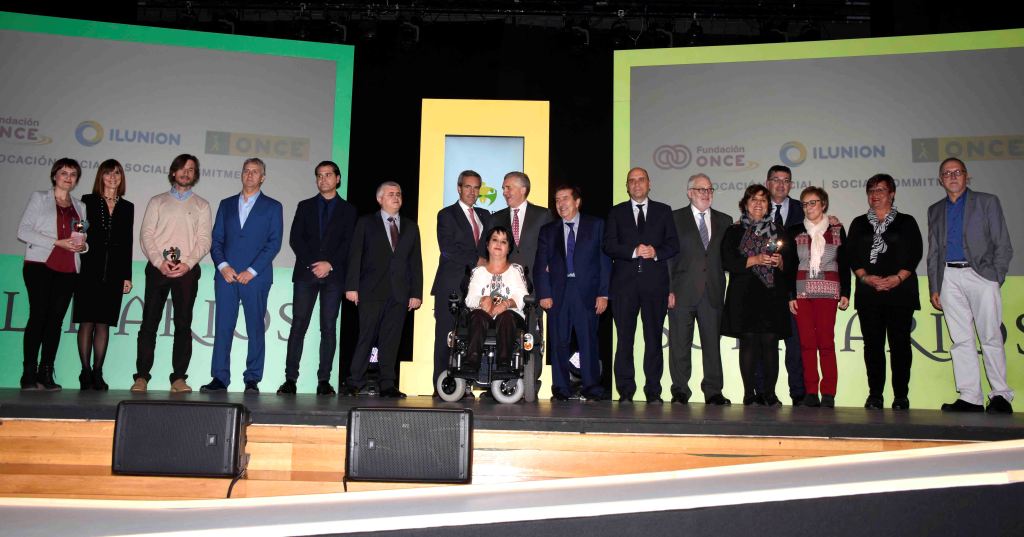 Autoridades y premiados en la Comunidad Valencia posan sobre el escenario al final del acto