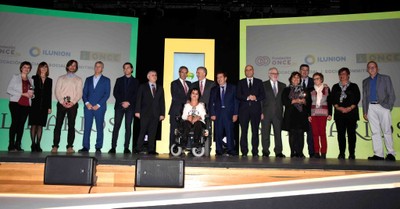 Autoridades y premiados en la Comunidad Valencia posan sobre el escenario al final del acto