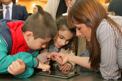 Dos niños practican con uno de los juegos Dos niños practican con uno de los juegos