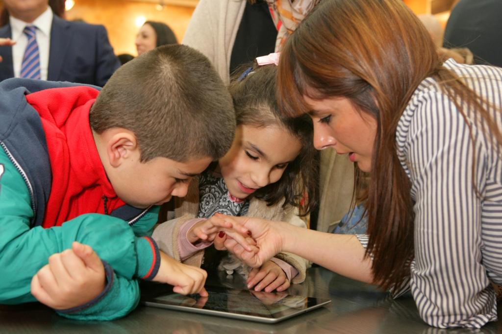 Dos niños practican con uno de los juegos