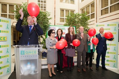 El delegado de ONCE en Andalucía presenta el acto en presencia de las autoridades