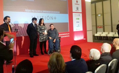 El ganador del galardón, junto a Alberto Durán, en el escenario del acto 
