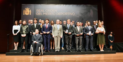El ministro con los homenajeados en el escenario durante la gala