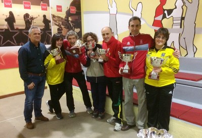 El presidente de la FEDC Ángel Luis Gómez (a la izquierda), con varios de los ganadores del torneo