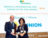 El director comercial de ILUNION Facility Services, Jaime Calzado, recoge el galardón en la sede de Iberdrola