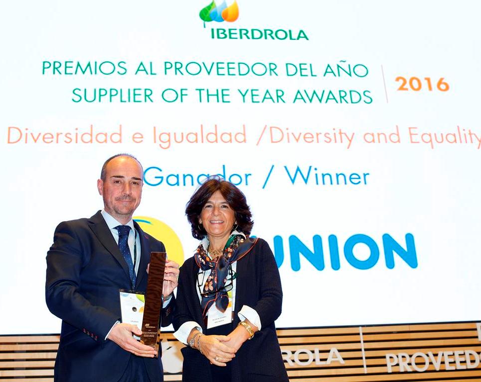 El director comercial de ILUNION Facility Services, Jaime Calzado, recoge el galardón en la sede de Iberdrola