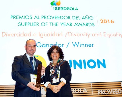 El director comercial de ILUNION Facility Services, Jaime Calzado, recoge el galardón en la sede de Iberdrola