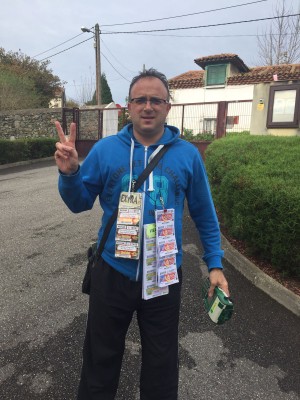 El vendedor, con varias tiras del cupón colgando de su pecho
