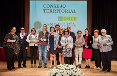 Foto de familia de todos los premiados con la presidenta y el delegado territoriales