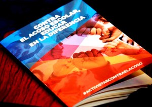 Imagen del folleto 'Contra el acoso escolar, educar en la diferencia', distribuido por el Concurso de la ONCE