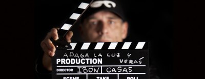 Imagen promocional de Ibón Casas y de su espectáculo 'Apaga la luz y cantar'