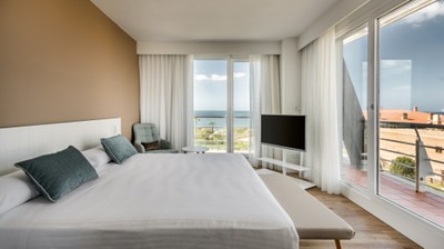 Interior de una de las habitaciones del ILUNION Islantilla