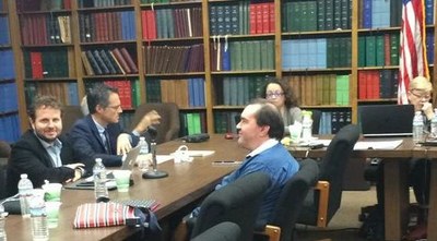 Javier Güemes, director técnico de Relaciones Internacionales de la ONCE, junto a Fernando Riaño, a la izquierda de la imagen, en transcurso de la reunión
