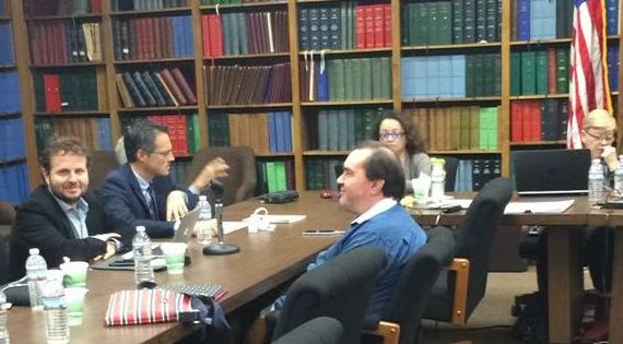 Javier Güemes, director técnico de Relaciones Internacionales de la ONCE, junto a Fernando Riaño, a la izquierda de la imagen, en transcurso de la reunión