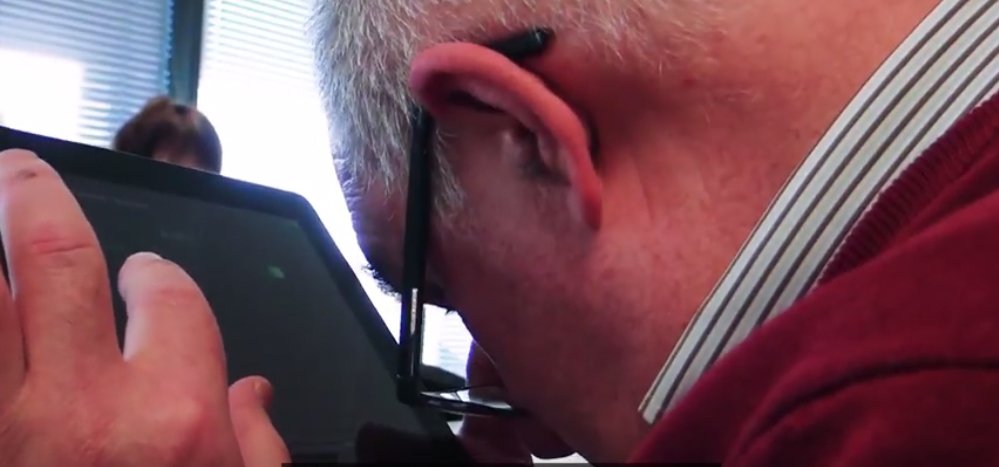 José Viladomato realizando la descarga de la aplicación