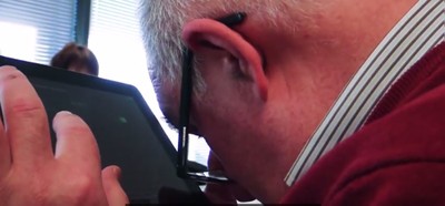 José Viladomato realizando la descarga de la aplicación
