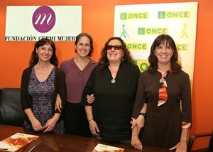 Las firmantes (en el centro de la imagen), tras la firma del acuerdo