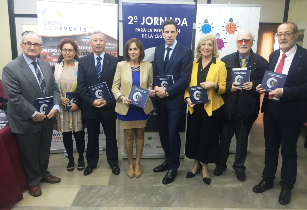 Los asistentes al acto posan con el libro recién editado