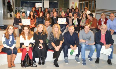 Los emprendedores galardonados en la Socialweekend (con sus diplomas), junto a sus compañeros, tras finalizar el certamen 
