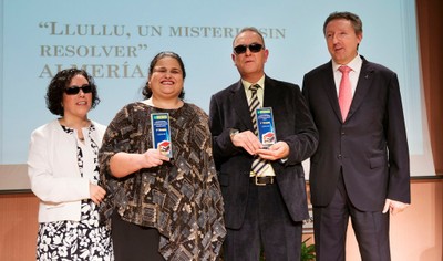 Los premiados en Relatos y Poesía, junto a la presidenta y el delegado territoriales
