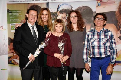 Los tres integrantes del equipo murciano, junto a la persona sordociega a la que han atenido, y su acompañante