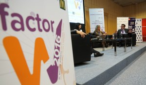 Martínez Donoso (al fondo), durante su intervención en el encuentro ‘FactorW: Diversidad y Género’