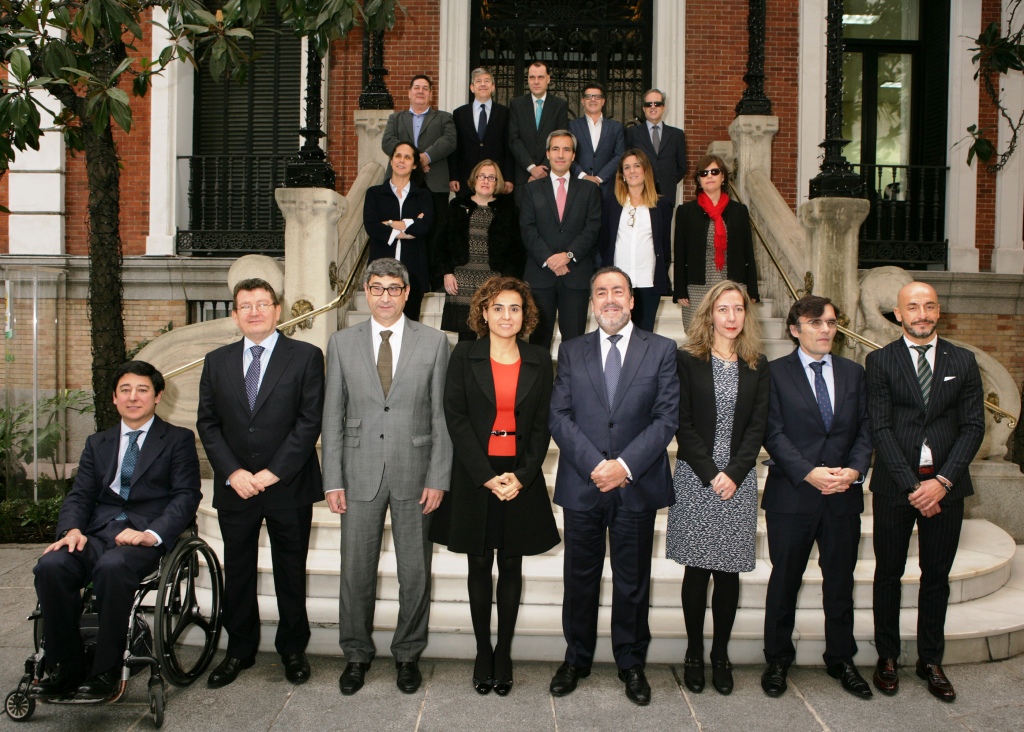 El Pleno del Consejo al completo y el equipo ministerial de Montserrat posan en la escalinata de entrada del Consejo General en Madrid