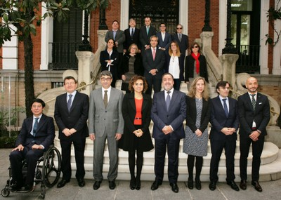 El Pleno del Consejo al completo y el equipo ministerial de Montserrat posan en la escalinata de entrada del Consejo General en Madrid