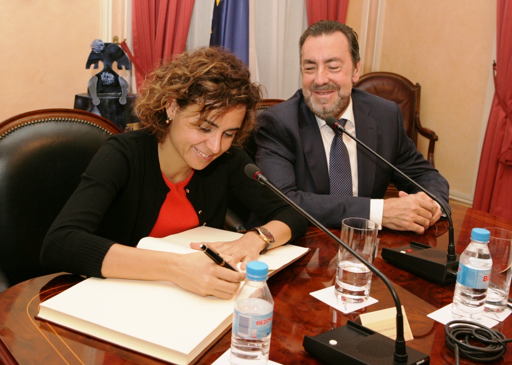 La ministra firma en el Libro de Honor del Consejo General de la ONCE