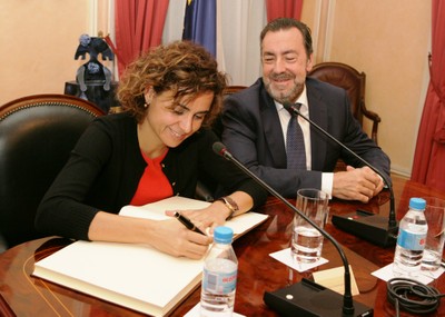 La ministra firma en el Libro de Honor del Consejo General de la ONCE