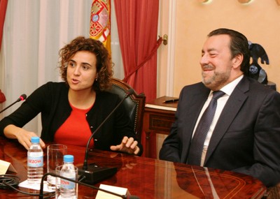 Miguel Carballeda sonríe mientras la ministra Montserrat se dirige al Pleno del Consejo General