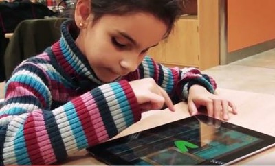 Niña afiliada jugando con la tablet