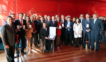 Nuestros paralímpicos muestran sus placas y medallas