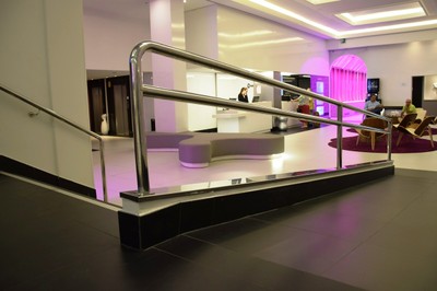 Recepción de uno de los Hoteles ILUNION, con su rampa y otras adaptaciones de accesibilidad