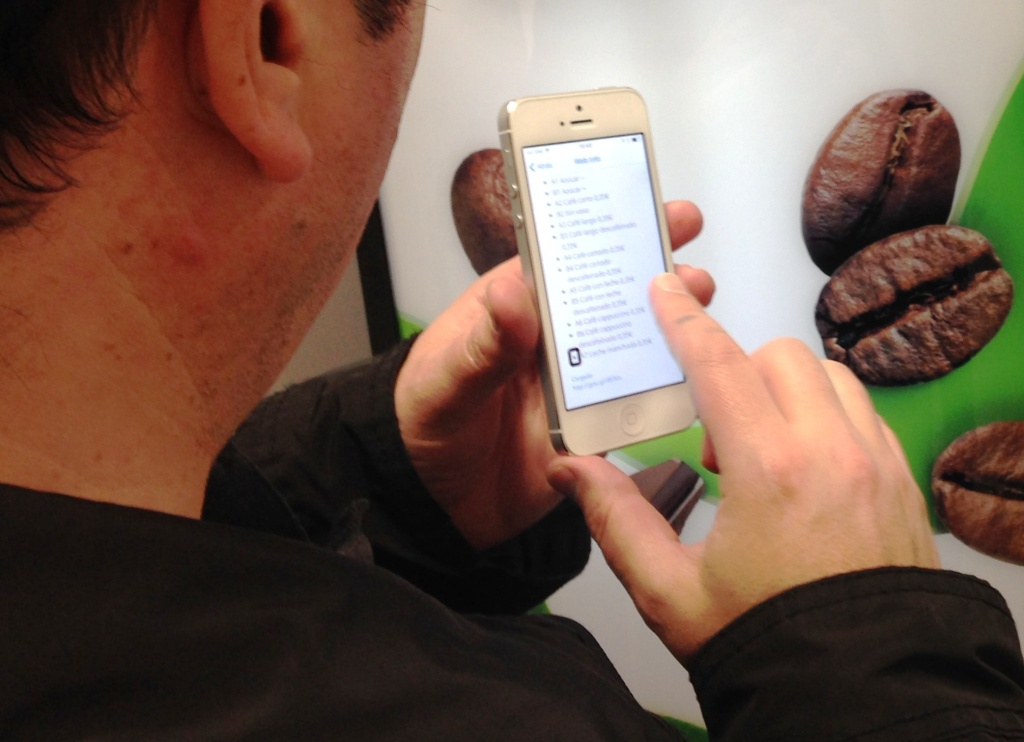 Una persona ciega maneja en su smartphone una aplicación accesible 