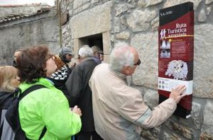 Visitantes realizando la ruta de Villarino (imagen de La Gaceta de Salamanca)