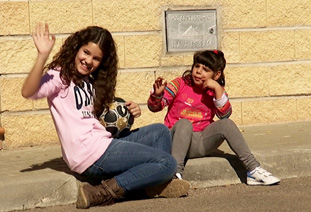 Sara protagonista del primer capítulo de "tengo once años" y su hermana Ángela