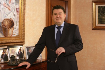 Ángel Sánchez, de pie, en su despacho en la Dirección General