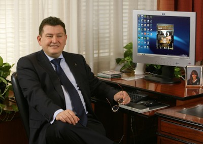 Ángel Sánchez, sentado en la mesa de su despacho en Dirección General